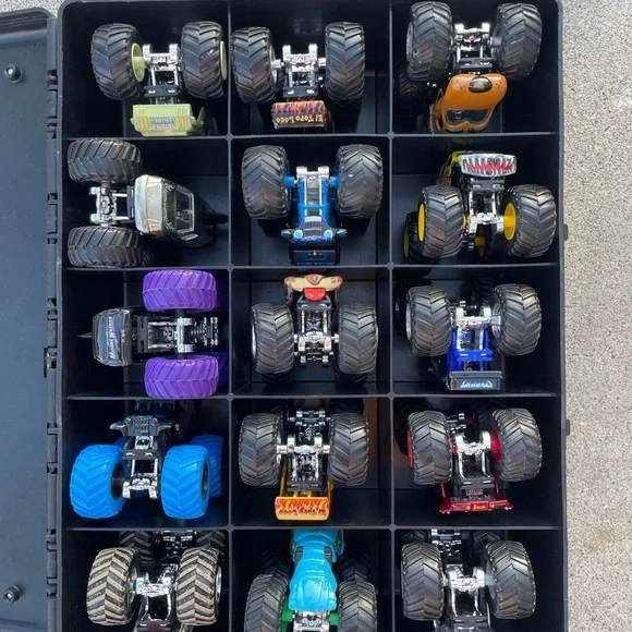 Monster Jam Grave Digger Toy Truck Set - Picture 2 of 3